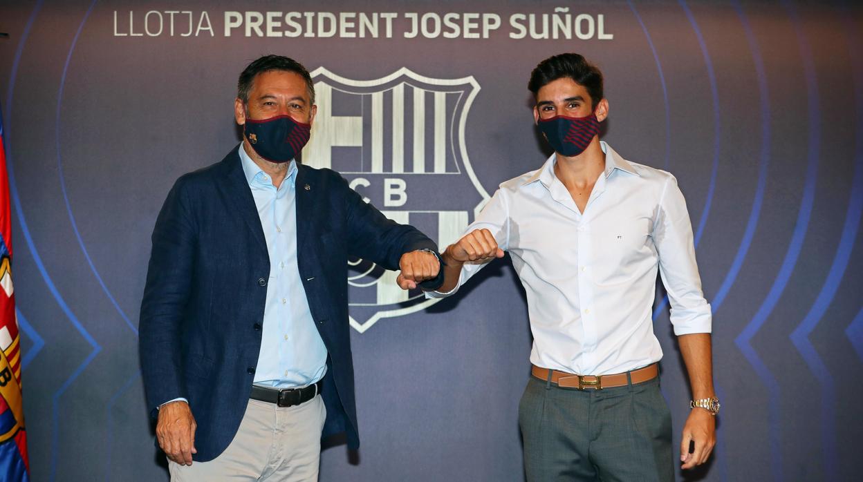 Trincao junto a Josep Maria Bartomeu durante su presentación