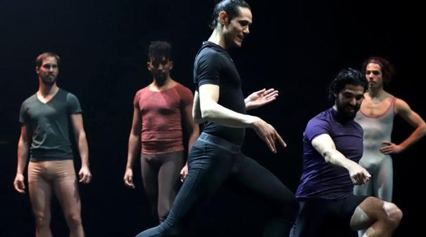 Cavani cambia el fútbol por el ballet