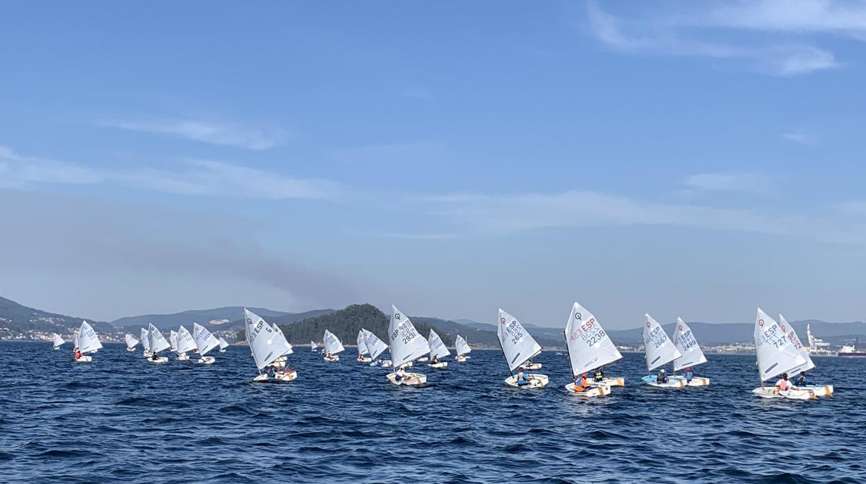 111 jóvenes regatistas de la clase optimist en la Regata Sostenible Real Club Mar Aguete