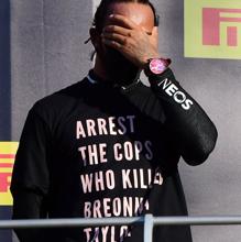 La FIA investiga a Hamilton por su camisa reivindicativa en el podio de Mugello