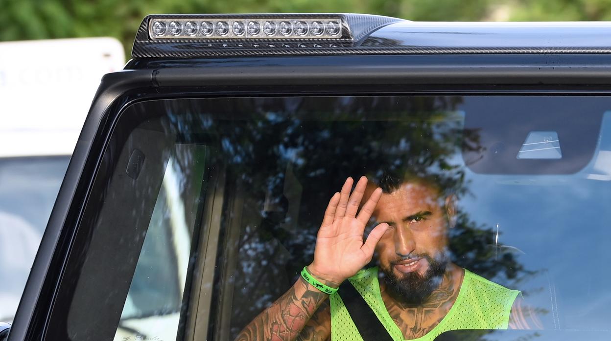 Arturo Vidal llega a las instalaciones deportivas del Barcelona en su vehículo