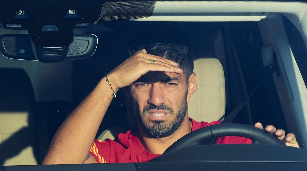 Luis Suárez conduce su vehículo y se protege del sol