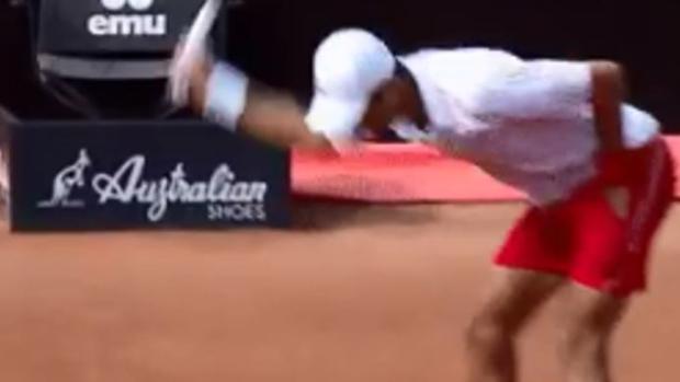 Djokovic vuelve a perder los nervios y destroza su raqueta