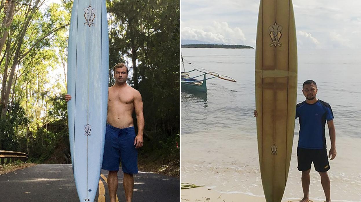 A la izquierda, una foto del surfista Doug Falter posando con su tabla de surf en Hawai en 2015, y a la derecha, una foto tomada en 2020 que muestra a Branzuela posando con la misma tabla de surf en la isla Sarangani en Filipinas.