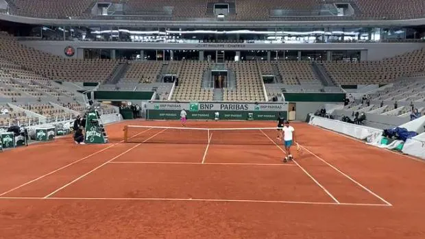 El primer peloteo de Nadal en la renovada central de Roland Garros