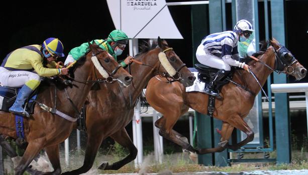 Éxito total en la despedida de las carreras nocturnas en el Hipódromo de Madrid