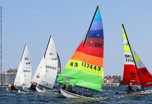 Los favoritos cumplen en la primera jornada del nacional de Catamaranes en La Manga