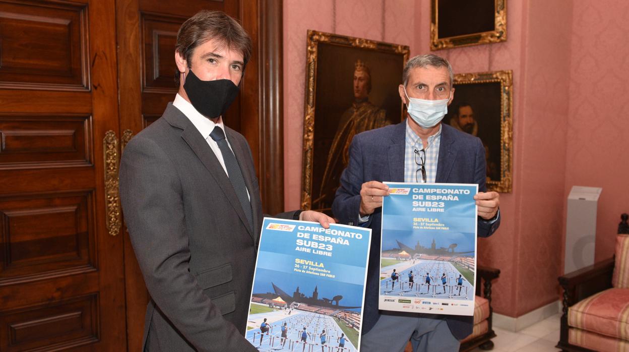 David Guevara, Delegado de Deportes del Ayuntamiento de Sevilla, posa junto al presidente de la Federación Andaluza de Atletismo, Enrique López