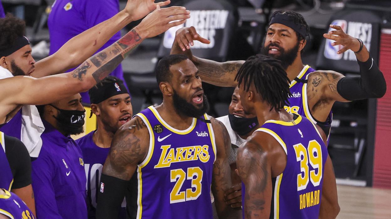 Los Lakers celebran durante el partido