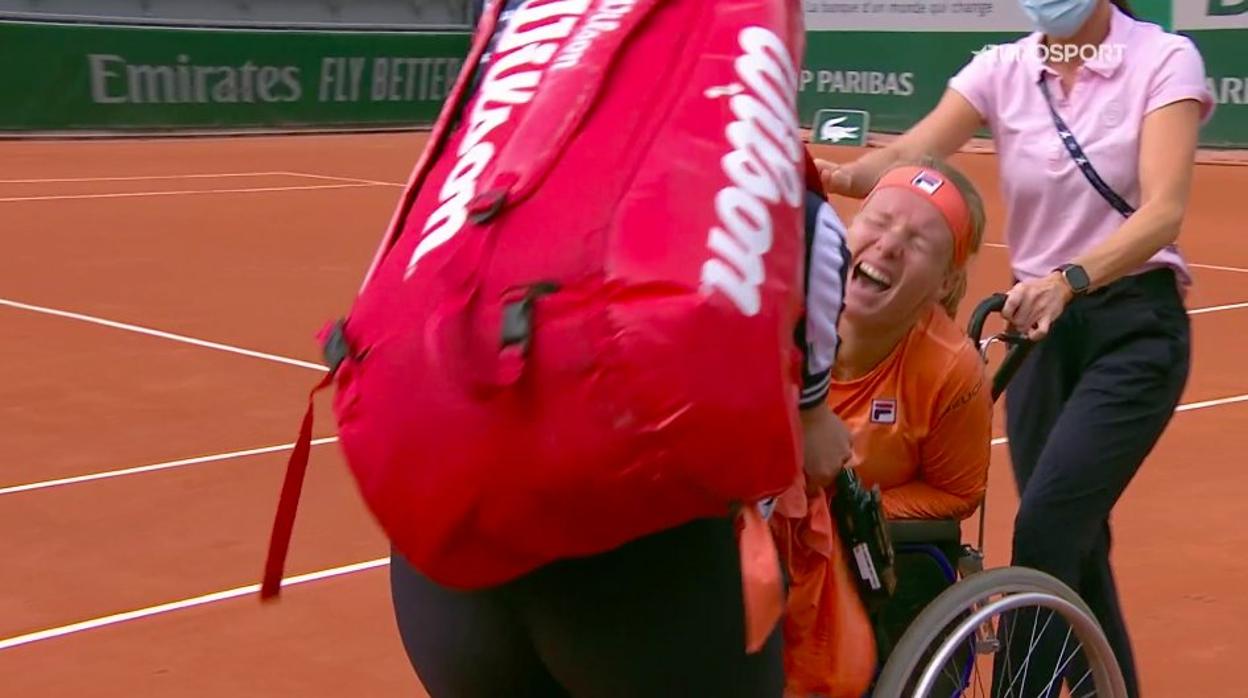 Bertens es sacada en silla de ruedas tras derrotar a Errani en tres horas