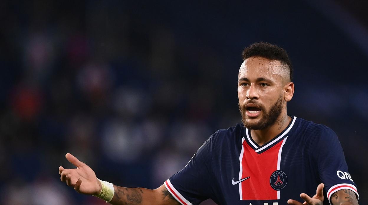 Neymar se queja tras una jugada durante un partido con el PSG