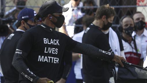 Hamilton, con una camiseta de protesta en el GP de Rusia