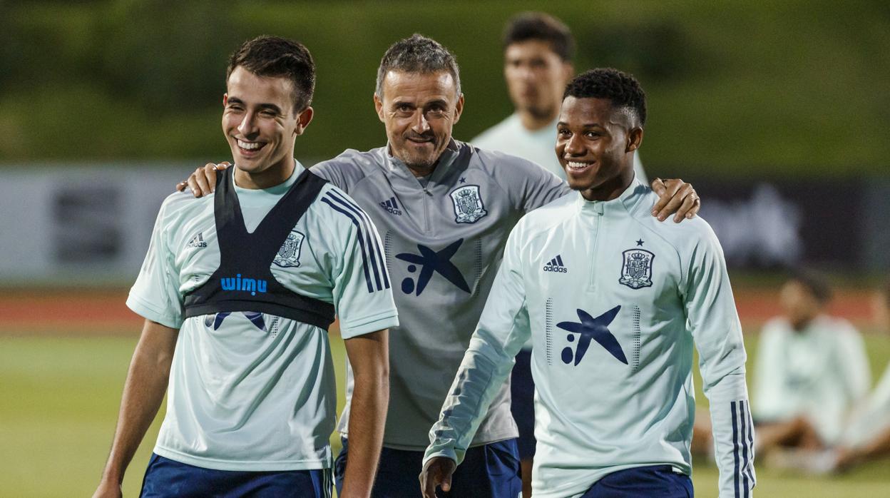 Luis Enrique entre Éric García y Ansu Fati