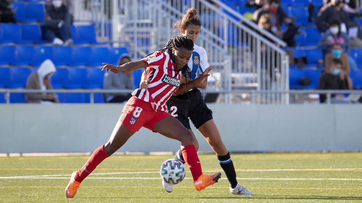 Ludmila da Silva y Elba pugnan por un balón en el Espanyol-Atlético de Madrid