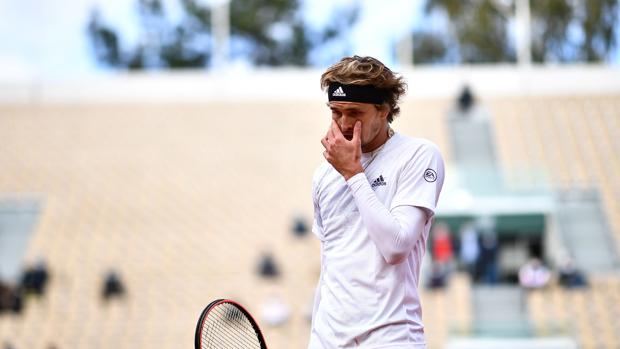 Zverev da negativo por coronavirus tras confesar que jugó con fiebre