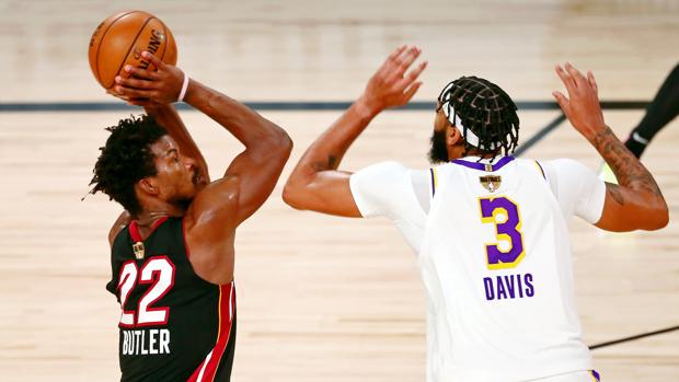 Butler aprovecha la falta de intensidad de los Lakers y da el triunfo a los Heat