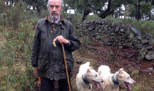 Alonso Álvarez de Toledo, marqués de Villanueva de Valdueza, con dos ejemplares de su raza de perros