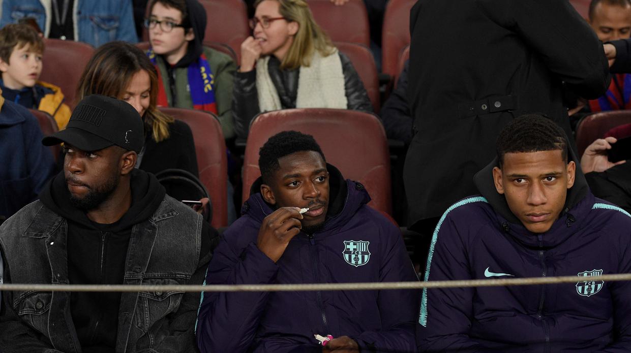 Todibo junto a Umtiti y Dembélé en la grada del Camp Nou