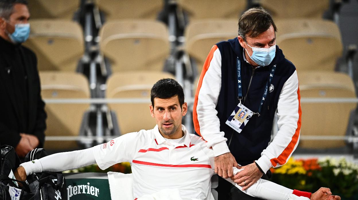 Djokovic recibe asistencia médica durante su duelo contra Carreño