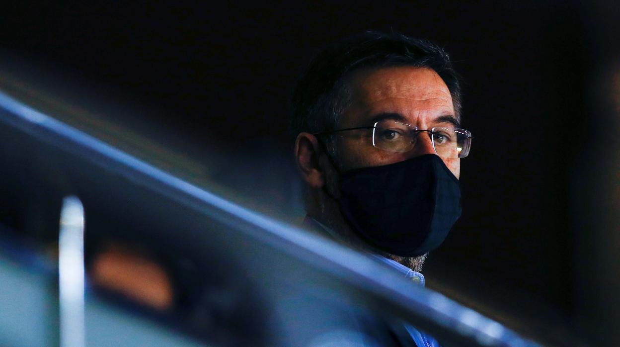 Bartomeu, con mascarilla, en el palco del Camp Nou