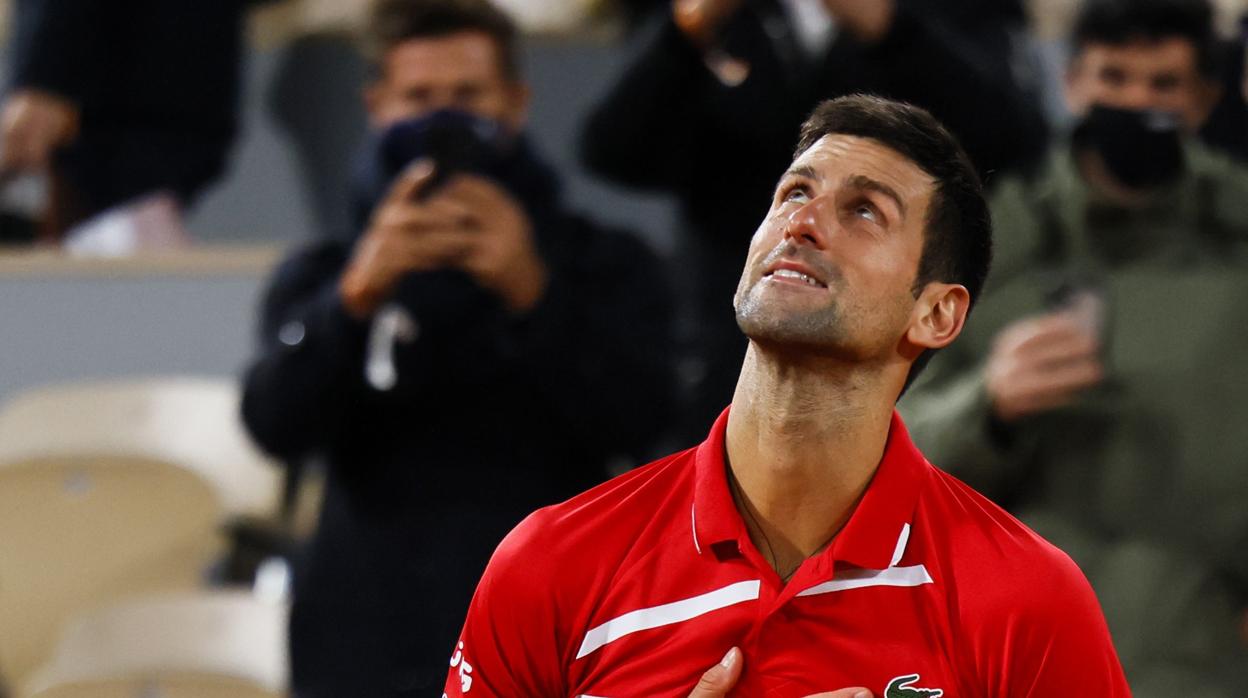 Djokovic suda ante Tsitsipas para citarse con Nadal en la final