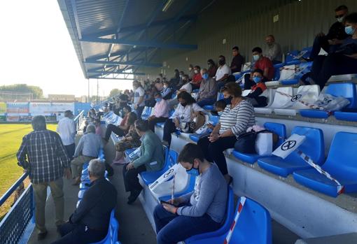 Aficionados en el campo del CD Coria extremeño