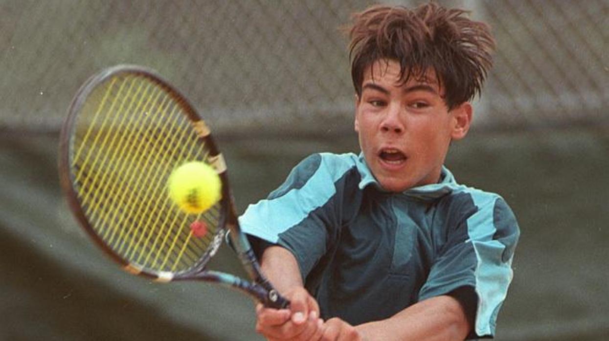 Rafa Nadal, jugando en Sevilla en 2001, donde, con 15 años, consiguió su primer punto ATP