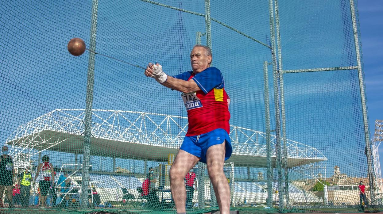 El lanzador Francisco Úbeda, ganador de tres oros, durante su concurso de lanzamiento de martillo J. J. ÚBEDA