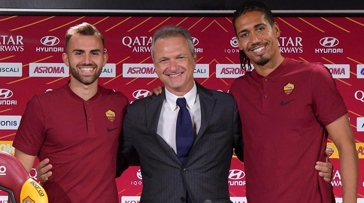 Mayoral,, junto a Smalling, presentados hoy como jugadores de la Roma