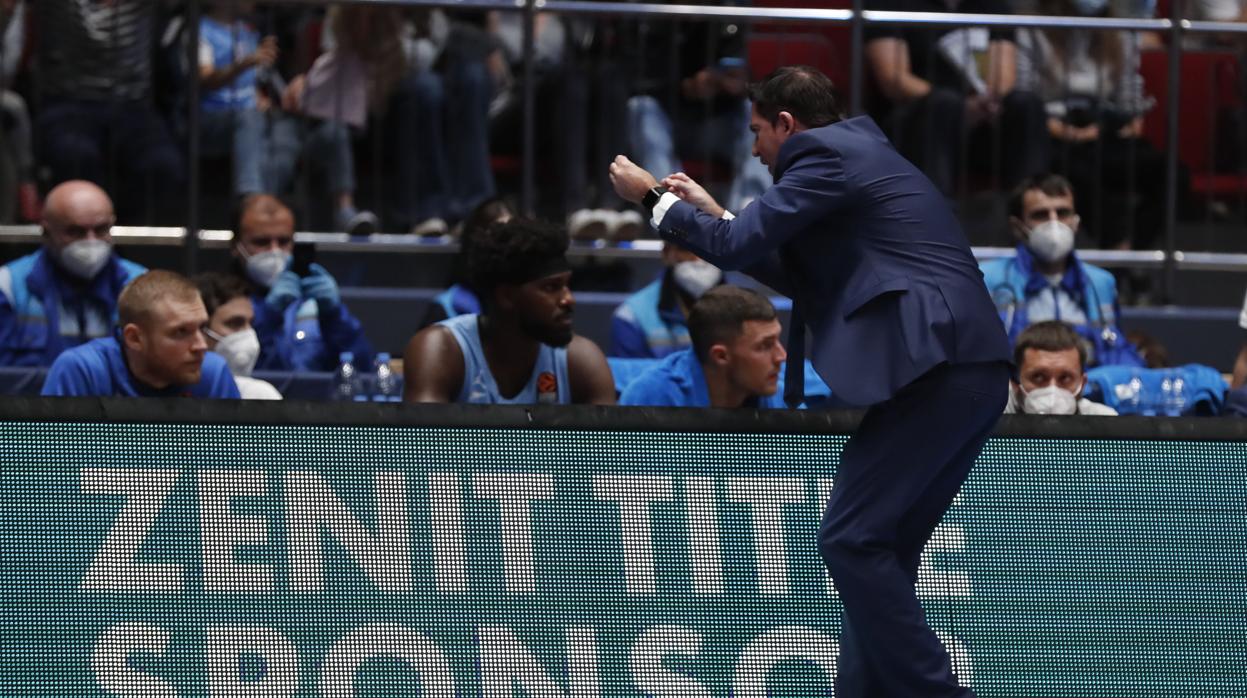 Xavi Pascual, técnico del Zenit, da instrucciones a sus jugadores