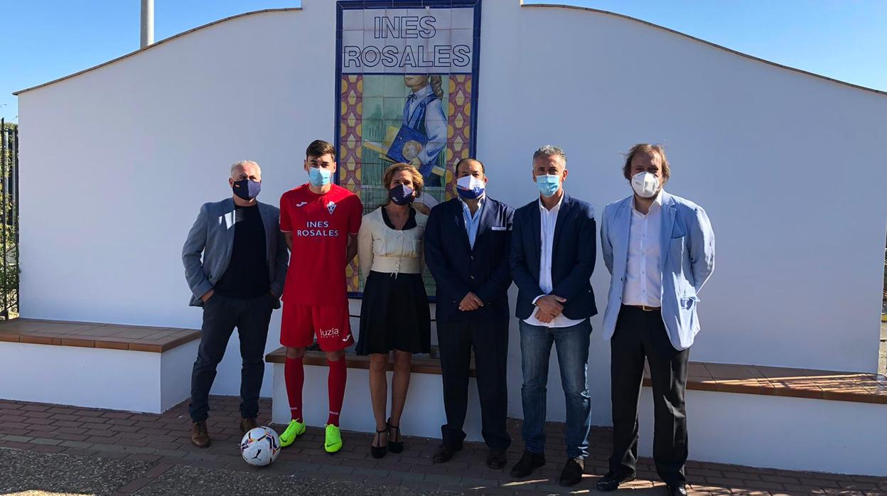 De izquierda a derecha, Juanjo González, vicepresidente y director deportivo; Pedro Morillo, futbolista; Ana Moreno, consejera de Inés Rosales e hija del propietario; Ginés López-Cirera, presidente del Castilleja CF; Alejandro Ceballos, entrenador; y Antonio Jiménez-Riquelme, director de comunicación