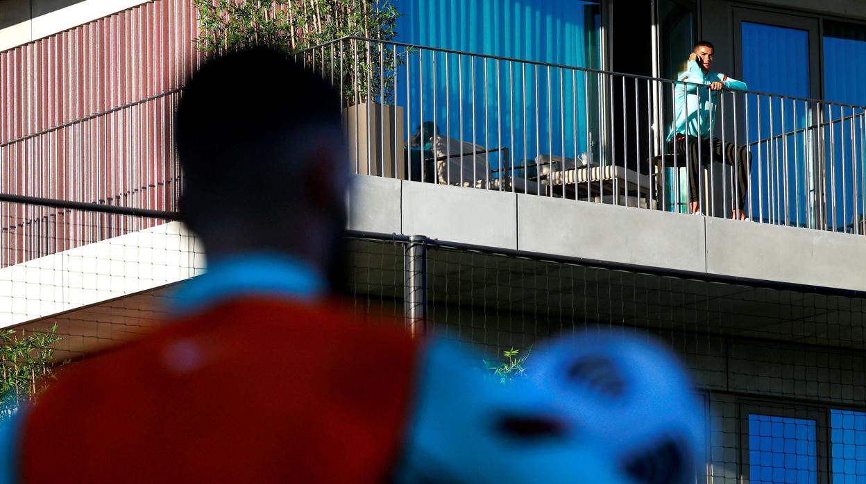 Cristiano Ronaldo observa los entrenamientos