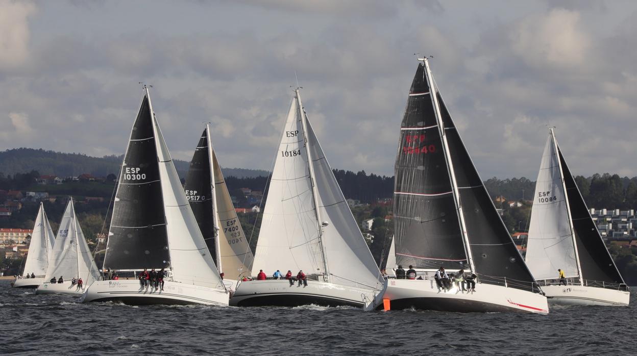 «Eleko-Mambo» y «Raygrass», líderes de la Regata Divino Rei