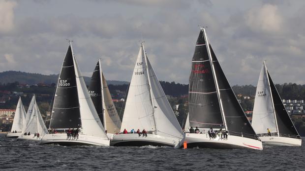 «Eleko-Mambo» y «Raygrass», líderes de la Regata Divino Rei