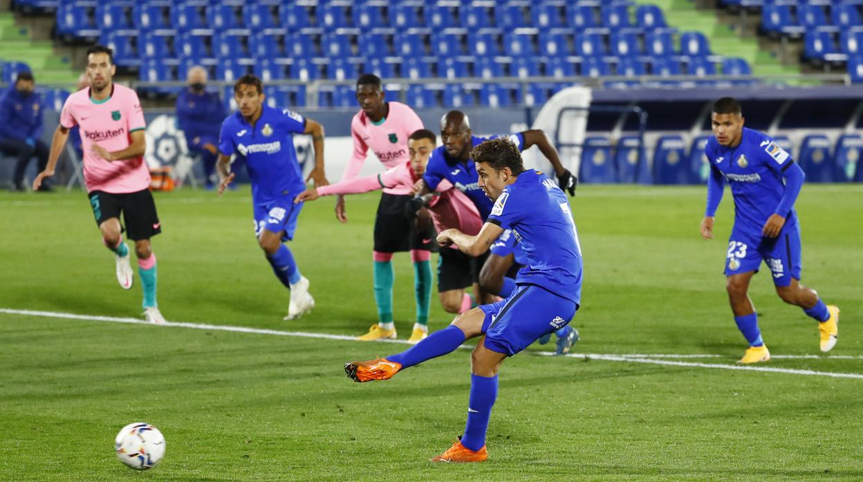 Mata en el momento de chutar el penalti que le dio la victoria al Getafe