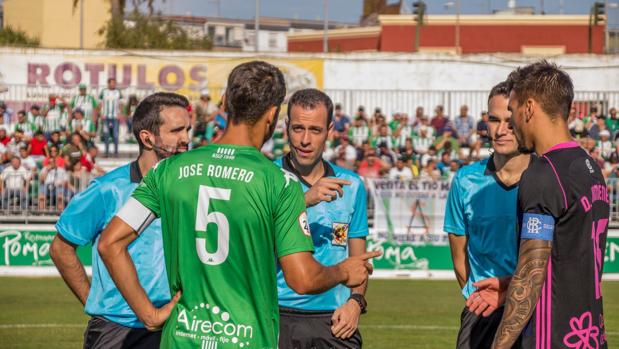 Vuelve al fútbol modesto a los campos gaditanos con público en las gradas