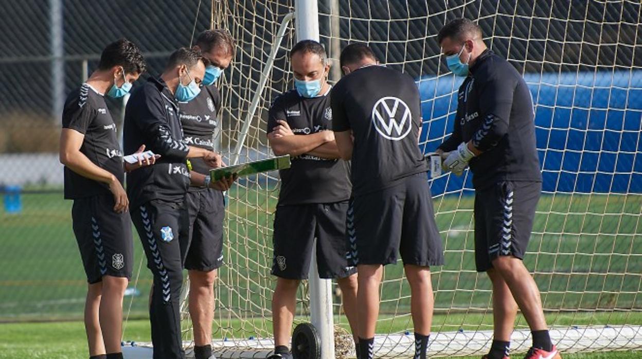 El Tenerife y el colmo de la mala suerte: pierde a dos jugadores en una grabación de LaLiga