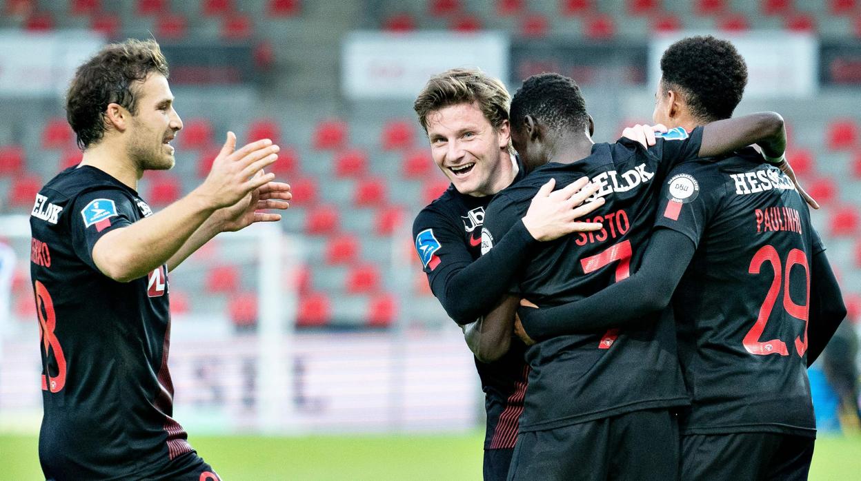 Los jugadores del Midtjylland celebran un gol del delantero Pione Sisto