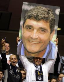 Un aficionado del Tottenham sostiene una pancarta de Juande Ramos