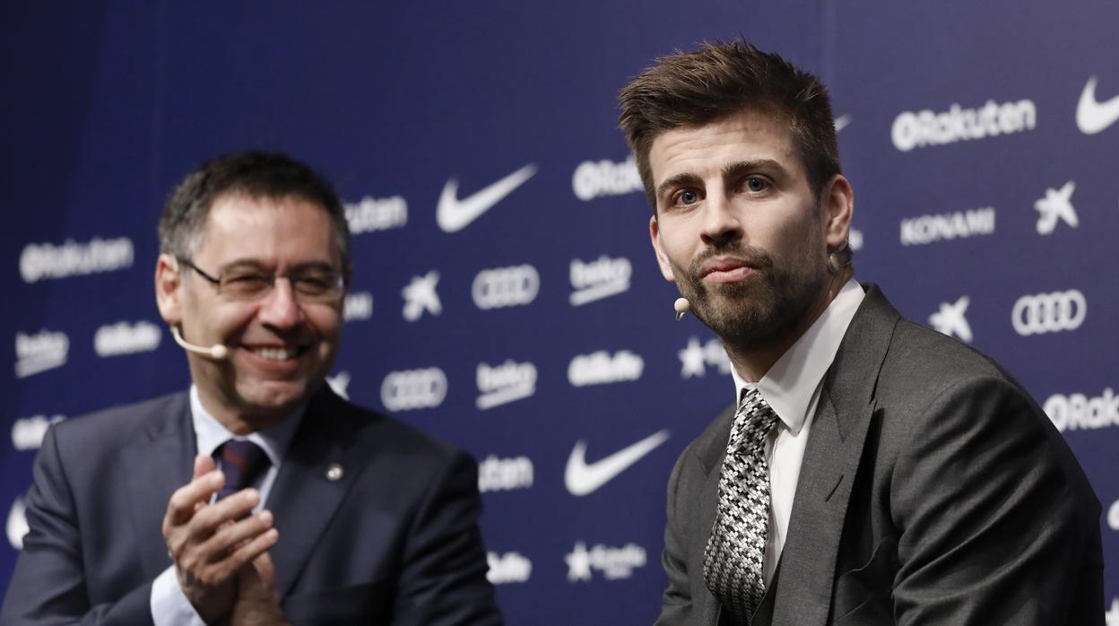 Gerard Piqué juntp a Bartomeu durante su última renovación con el Barcelona