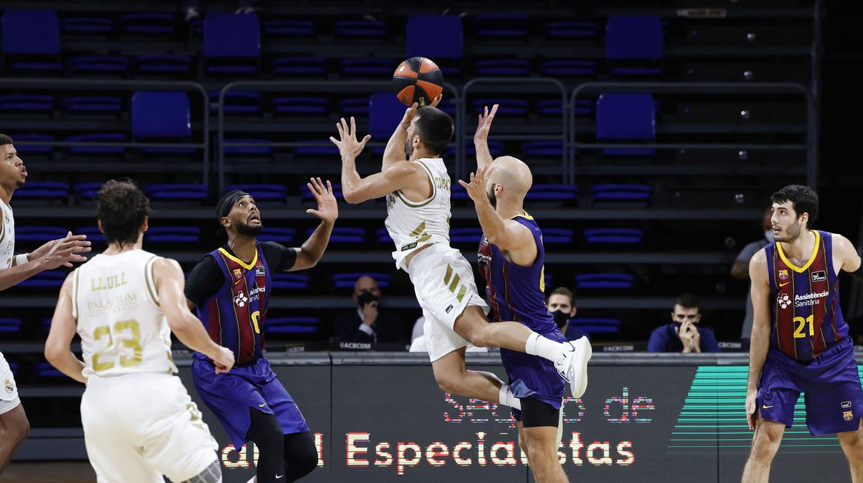 Campazzo trata de anotar durante la pasada Supercopa