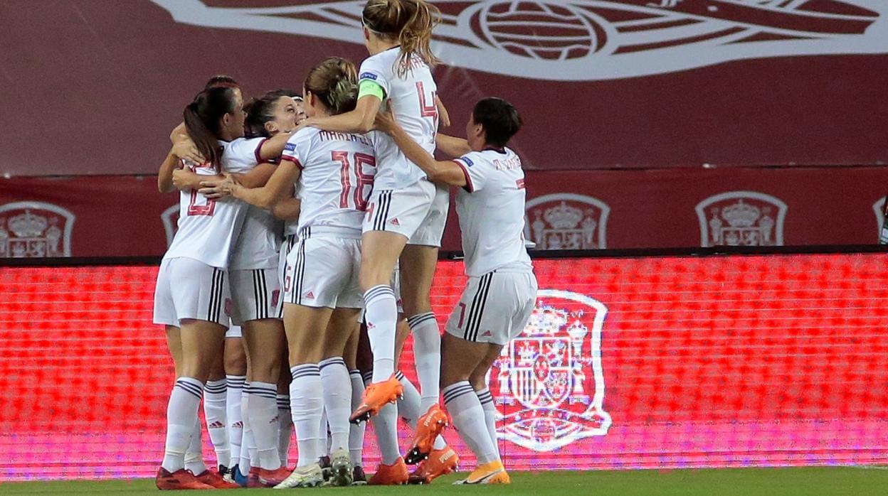 La Selección Española celebra el gol de Esther González