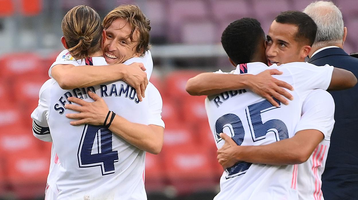 Los jugadores del Real Madrid celebran la victoria en el Camp Nou