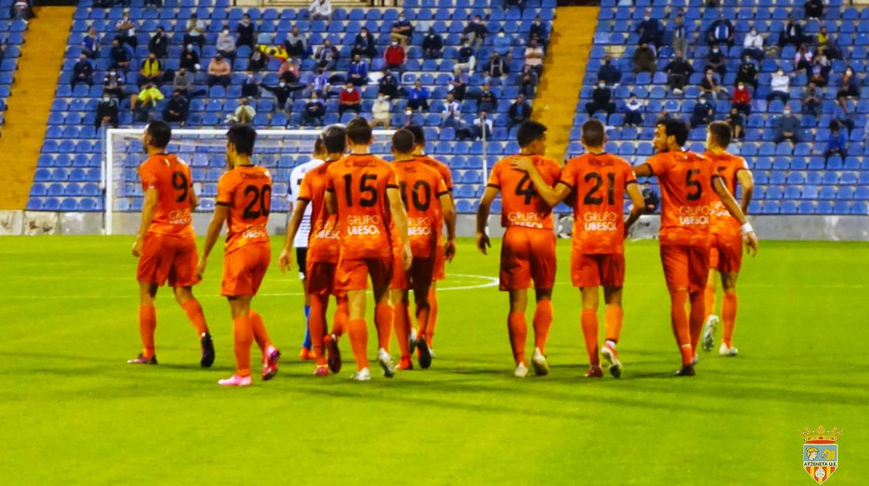 Los jugadores del Atzeneta, en el partido del domingo en el Rico Pérez frente al Hércules