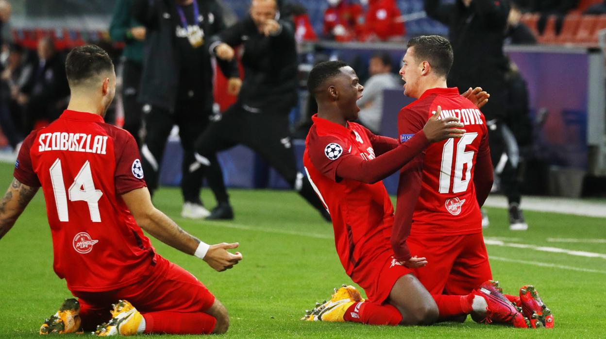 Los jugadores del Salzburgo celebran un gol en su partido ante el Lokomotiv