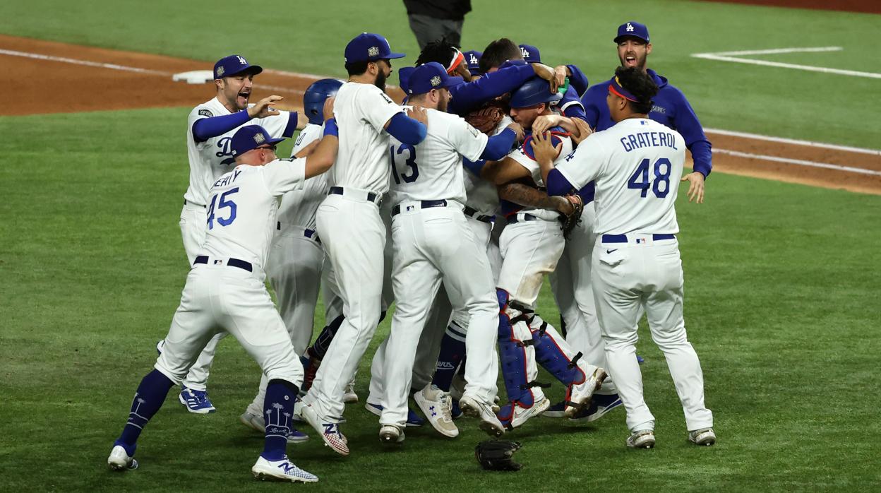 Los jugadores de los Dodgers celebran su triunfo