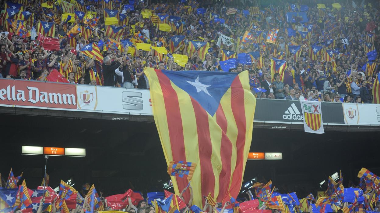 El Camp Nou lleno de esteladas