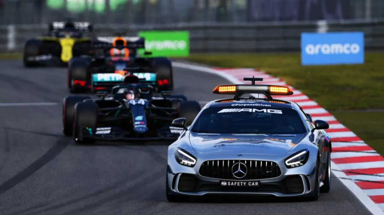 Los agobios del piloto del Safety Car con la agresividad de Hamilton: «Es muy difícil tenerle detrás»