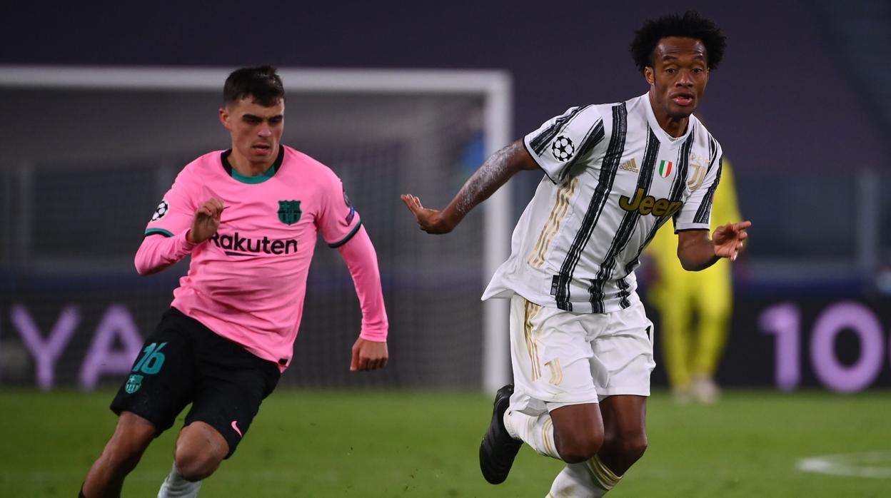 Pedri junto a Cuadrado durante el partido ante la Juventus