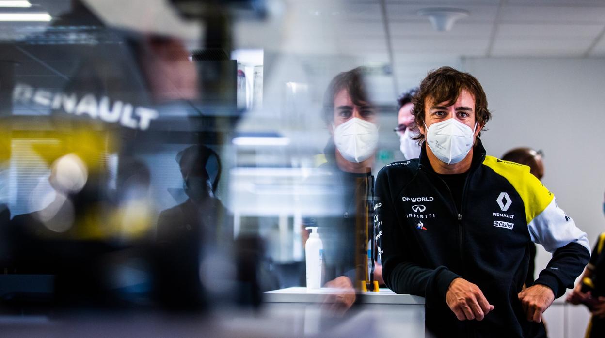 Fernando Alonso en la fábrica de Renault